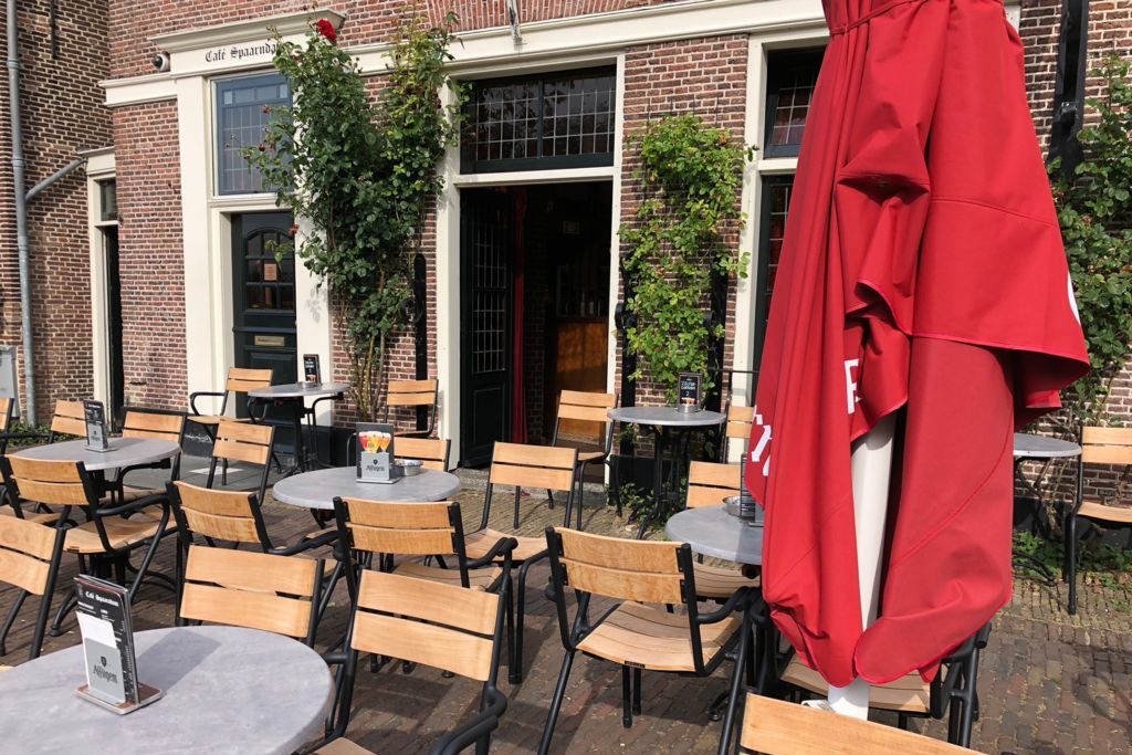 Het terras van Café Spaarndam aan de Westkolk