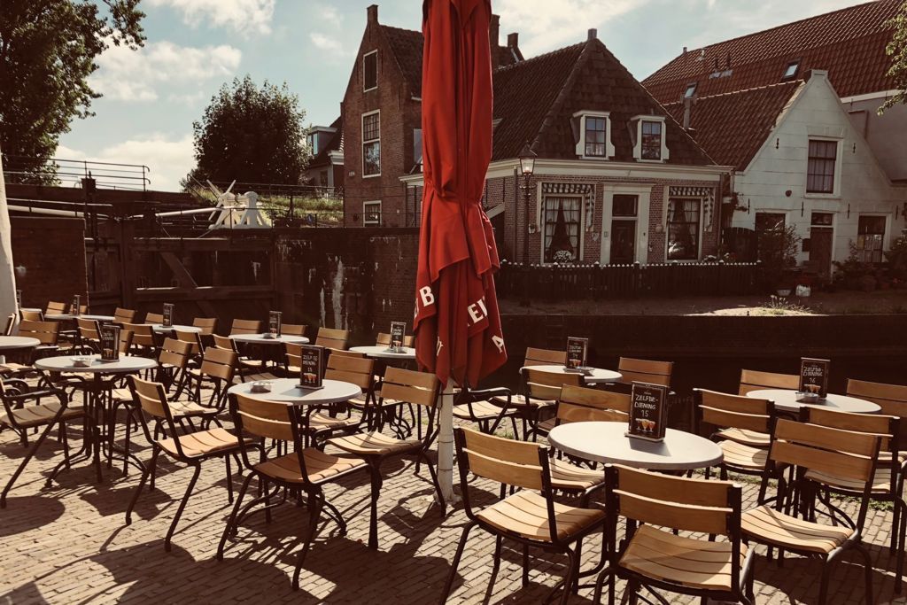 Het terras van Café Spaarndam aan de Westkolk
